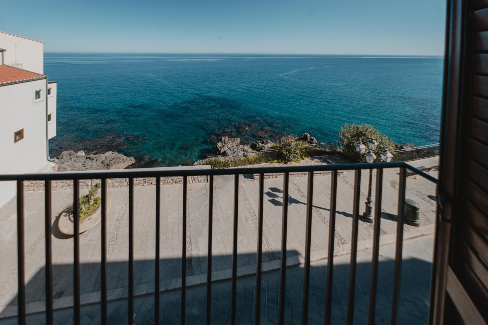 Tra La Rocca E Il Mare Di Чефалу Екстериор снимка