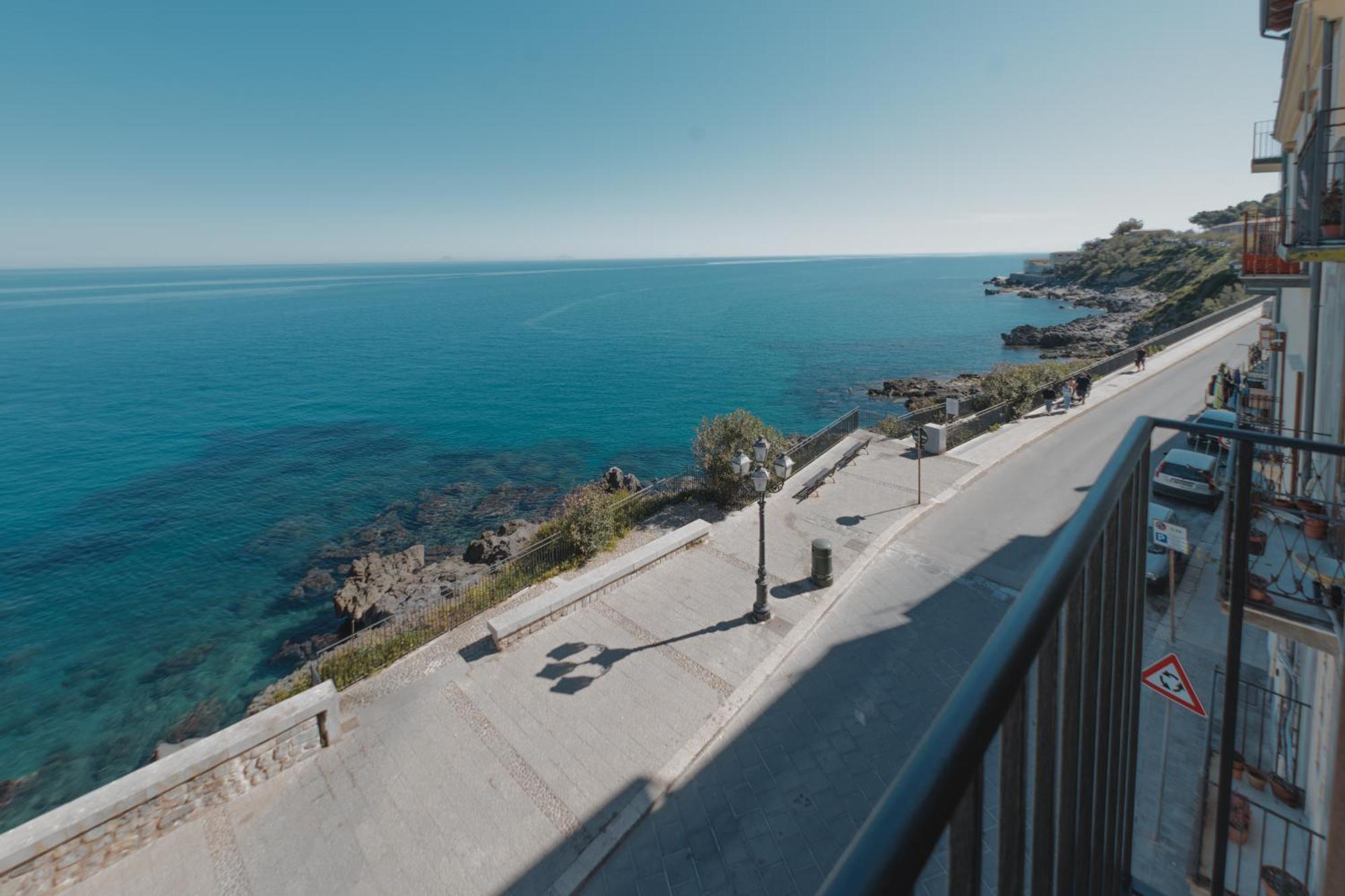 Tra La Rocca E Il Mare Di Чефалу Екстериор снимка